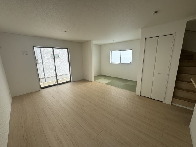 うるま市与那城屋慶名　第6（全4棟）1号棟の居間・リビング|1号棟　LDK16帖＋畳コーナー付き♪リビング階段＆リビング収納付き♪