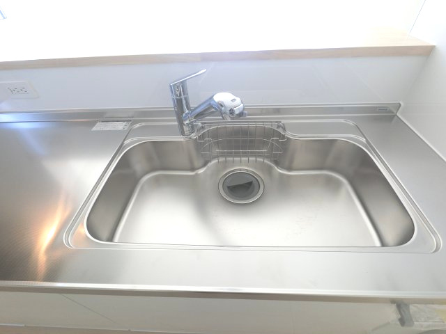 小城市三日月町久米第10　1号棟のキッチン|浄水機能付きの蛇口です。