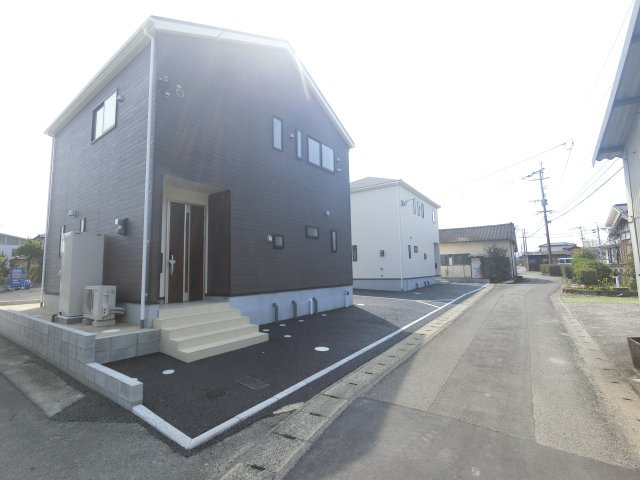 小城市三日月町久米第10　1号棟の前面道路含む現地写真