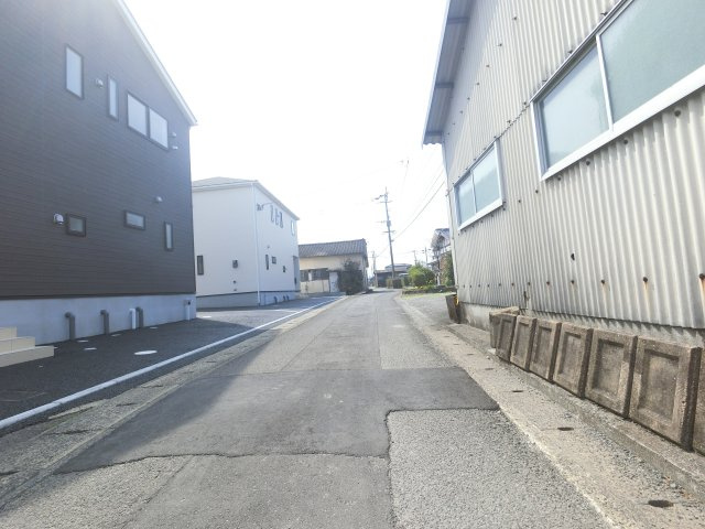 小城市三日月町久米第10　1号棟の前面道路含む現地写真