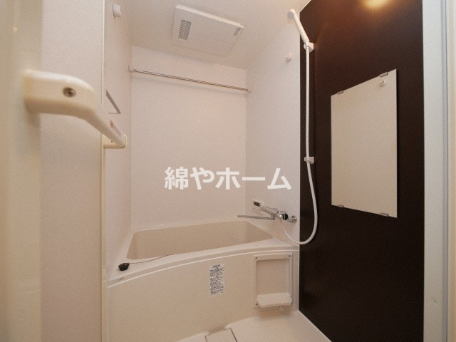 エストゥルースプラスサウス大阪の浴室|コンパクトで使いやすいお風呂です