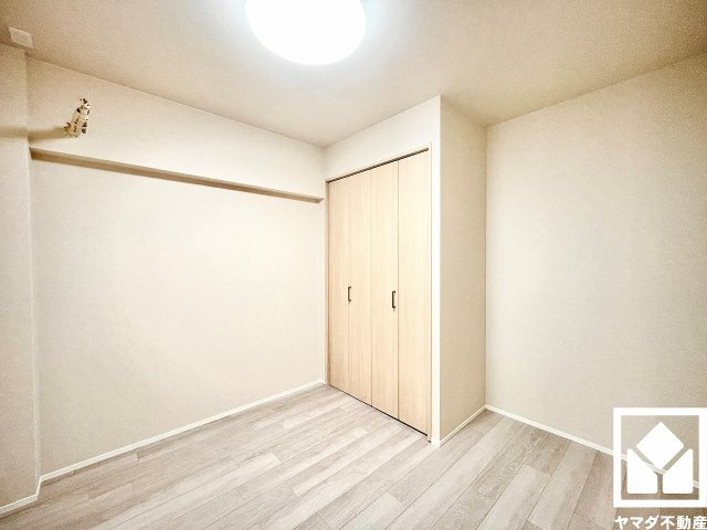 日興甲東園スカイマンションの子供部屋|約4.1帖の洋室です。お子様のお部屋などにも丁度良い広さです。独立したお部屋なのでプライベートな時間をゆったり過ごせそうです。