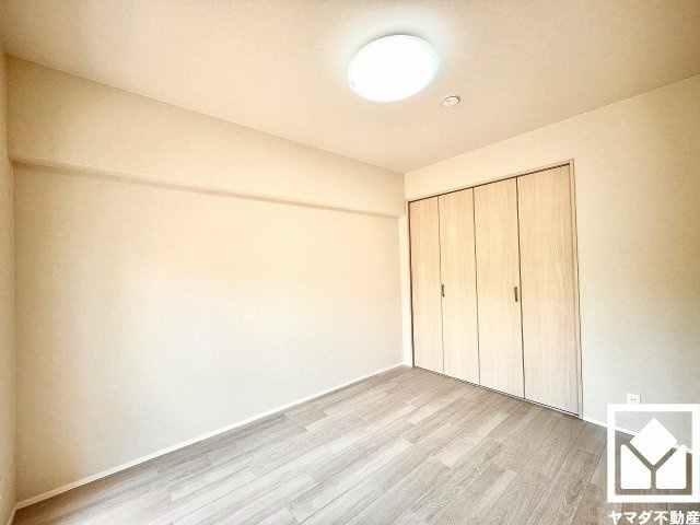 日興甲東園スカイマンションの洋室|約6帖の洋室です。テラスにつながるお部屋で、通風・陽当たり良好。リビングにも隣接する引き戸のお部屋なので、一体でのご利用も可能です。