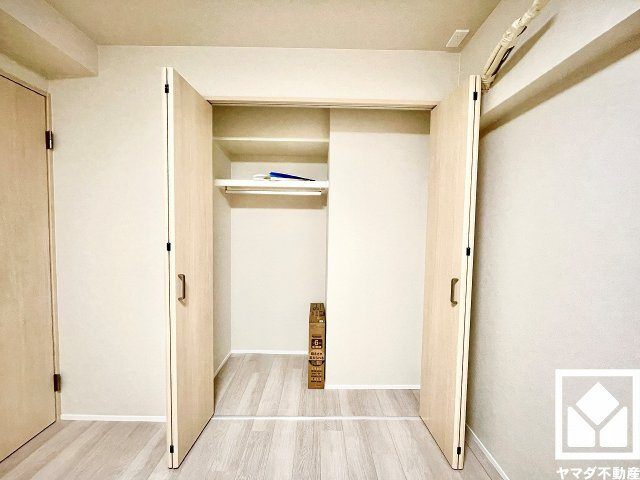 日興甲東園スカイマンションの収納|クローゼットはパイプハンガーを備えており、収納家具を増やさずに衣類を整理しやすい仕様です。