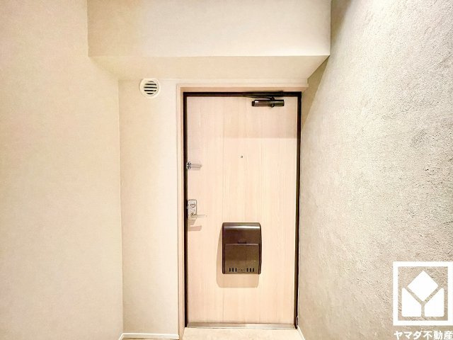 日興甲東園スカイマンションの玄関|白を基調とした明るい玄関で、毎日を爽やかにスタート。清潔感あふれる空間が、訪れる人々を温かく迎えます。