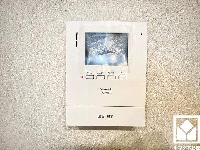 日興甲東園スカイマンションの防犯設備|突然の来訪時にも防犯面で心強いモニター付きインターホンを設置。お留守番中のお子様も、室内からスムーズに相手の確認ができます。