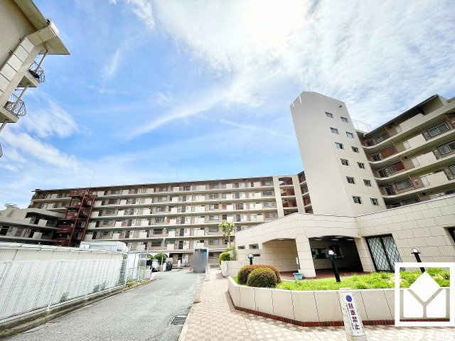 日興甲東園スカイマンションの外観|東側に緑豊かな武庫川が流れています。川沿いの「武庫川サイクリングロード」起点まで徒歩6分（約450m）で、自然を身近に感じながらサイクリングや河川敷のお散歩なども楽しめる、健康的なロケーションです。