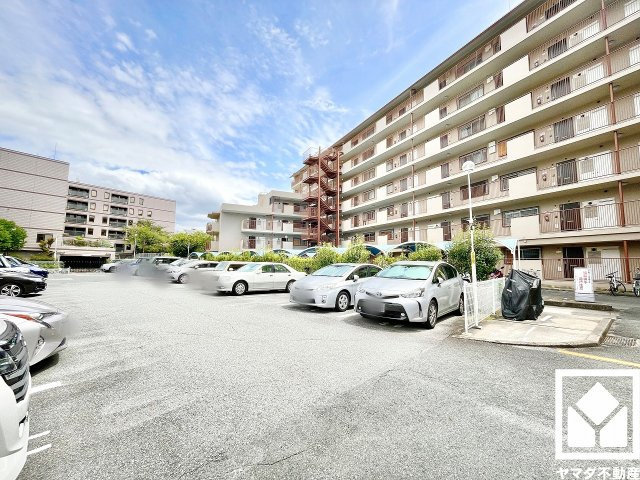 日興甲東園スカイマンションの駐車場|敷地内に駐車場を設置（月額13000円）。車の出し入れがしやすい平面式で、日々のお車の利用にも便利です。空き状況等の詳細は弊社スタッフまでお気軽にお問い合わせください。