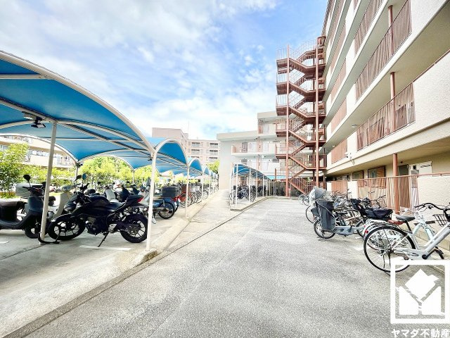 日興甲東園スカイマンションの駐輪場|駐輪場・バイク置き場も備えています。一部は雨や日差しの影響を受けにくい屋根付きのスペースになっており、大切なお乗り物の保管にも便利です。平置きなのでさまざまなタイプの自転車も置きやすい仕様です。