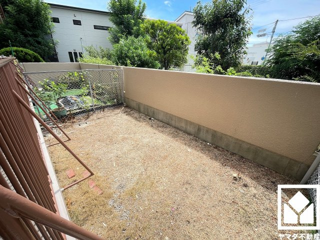 日興甲東園スカイマンションの庭|テラスから出入り可能な南向きの専用庭は、ガーデニングを楽しむのに丁度良いサイズ。室内とつながる外空間が、日々の暮らしにゆとりと彩りをもたらしてくれます。