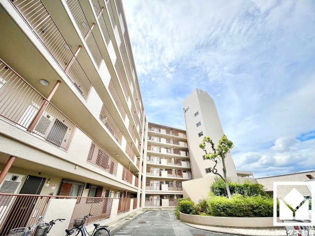 日興甲東園スカイマンションの外観|阪急バス「段上町6丁目」停まで徒歩2分（約160m）の立地。日中の移動や週末のお出かけなど、ライフシーンに応じたスムーズな移動を叶える、ゆとりある住環境です。
