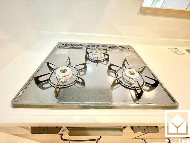 日興甲東園スカイマンションのその他|家族のごはん作りがはかどる、同時調理ができる3口コンロ付き。