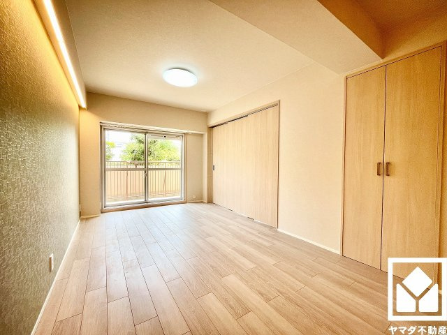 日興甲東園スカイマンションの居間・リビング|コーニス照明の柔らかな光が広がるおしゃれなリビングで、リラックスしたひとときを過ごせます。