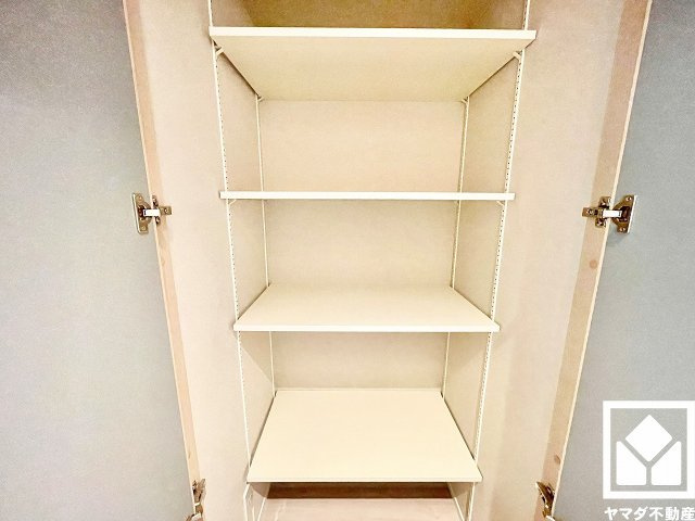 日興甲東園スカイマンションの収納|廊下やリビングにも収納スペースがあり、住空間を広々お使いいただけます。日用品のストックなどもすっきり片付きます。