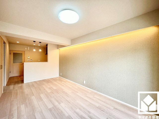 日興甲東園スカイマンションの居間・リビング|リフォーム内容　新調：システムキッチン、ユニットバス、洗面化粧台、トイレ、建具／貼替：全室クロス・床材　等