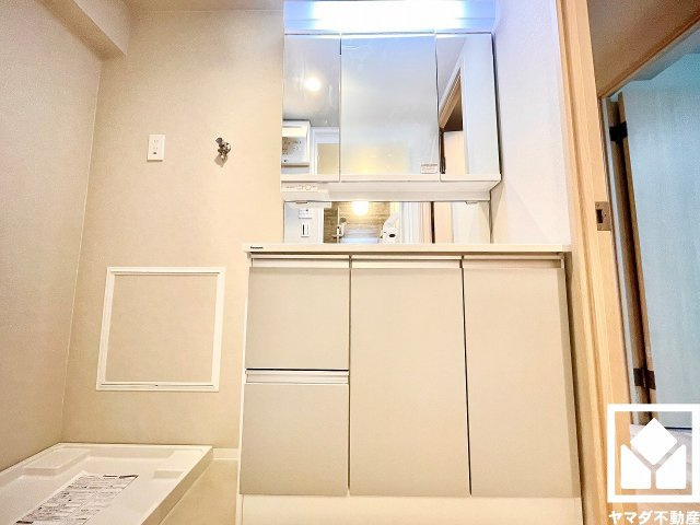 日興甲東園スカイマンションの洗面所|収納付きでスッキリお使い頂ける3面鏡の洗面台です。洗面ボウルが広めなので、忙しい朝でも身支度がしやすく時短になります。