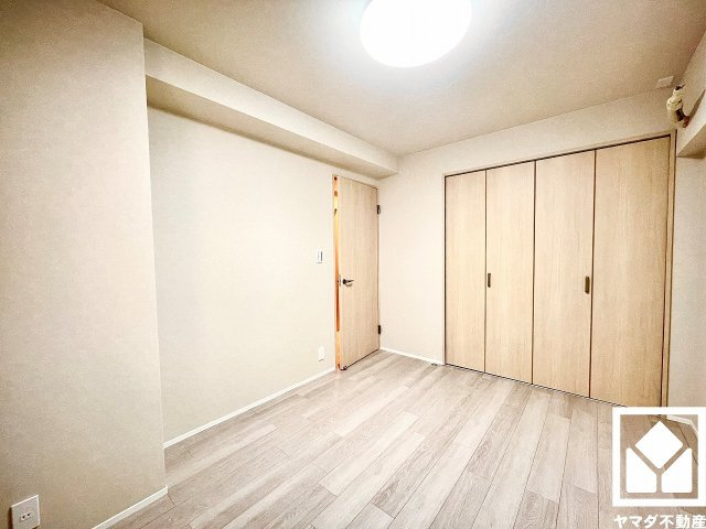 日興甲東園スカイマンションの寝室|約5.7帖の洋室です。全居室に収納がございますので、お部屋の広さを最大限に活用できます。全居室エアコンも設置可能なので、快適にお住まいいただけます。
