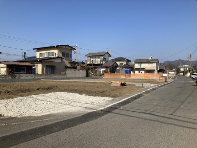 新築戸建・新築建売　みどり市大間々町大間々　大間々東小学校・大間々東中学校の前面道路含む現地写真|閑静な住宅街の一角にあります！