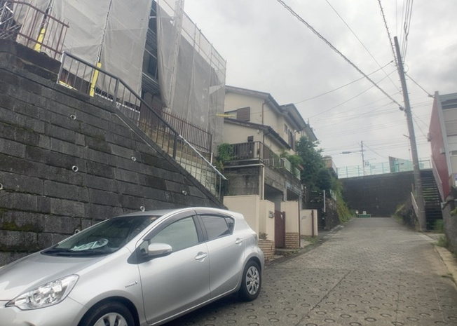 【前面道路含む現地写真】 | 住宅用の土地では前面道路に2m以上接していなければならないと法律で定められています。しかし、お持ちの車のサイズやライフスタイルなどにより、2mでは利便が悪い場合もございますので、事前に確認しましょう。