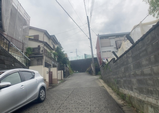 【前面道路含む現地写真】 | お持ちの車種によっては前面道路が広い方が便利でしょう。しかし、前面道路が広ければその分交通量が多くなるため、騒音などが気になる場合があります。実際に現地を見学し、周辺交通量や騒音などを確認しましょう！