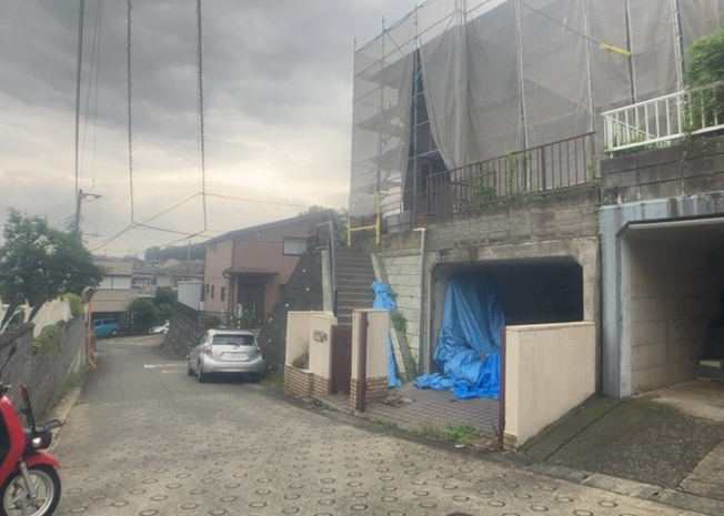 【外観】 | 現地に行くなら、物件の周囲の地形がどうなっているかを見ることも大切です。周辺より低くなっている土地では、大雨などで水が集まりやすいため、地盤が弱くなっているということも考えられるため、注意が必要です。