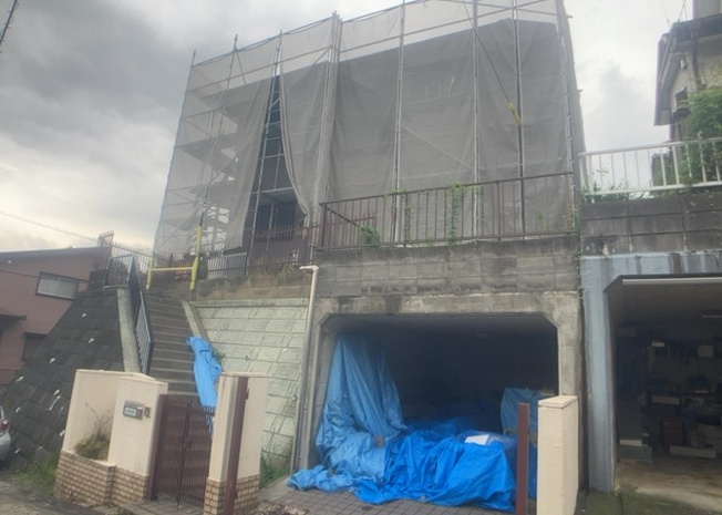 【構造・工法・仕様】 | 木造住宅とは土台、壁、柱など建築物の強度を支える構造体の材に木が使用されている構造を指します。構造体は建物の自重を支えるだけではなく風圧や水圧、積裁荷重などあらゆる衝撃に耐えるための基礎です。