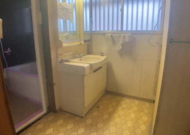 【脱衣所】 | 多くの戸建て住宅で見かける洗面脱衣所は、洗面台と洗濯機が2畳ほどのスペースに並べられていて、洗面所が脱衣所を兼ね備えている間取りが一般的です。お客様が利用することもある、パブリックな空間でもあります。