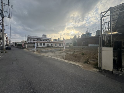 【前面道路含む現地写真】 | 沖縄市泡瀬（全3棟）1号棟 | ※東側6m道路♪