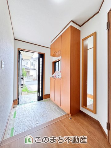 宇都宮市簗瀬３丁目再生住宅の玄関|広々とした玄関スペース♪たくさんの靴を収納できる下駄箱もございます。