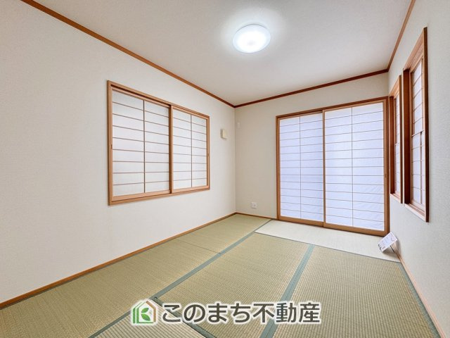 宇都宮市簗瀬３丁目再生住宅の和室|お子様のお昼寝にも便利な和室です。大きな窓から暖かな日差しが差し込みます♪