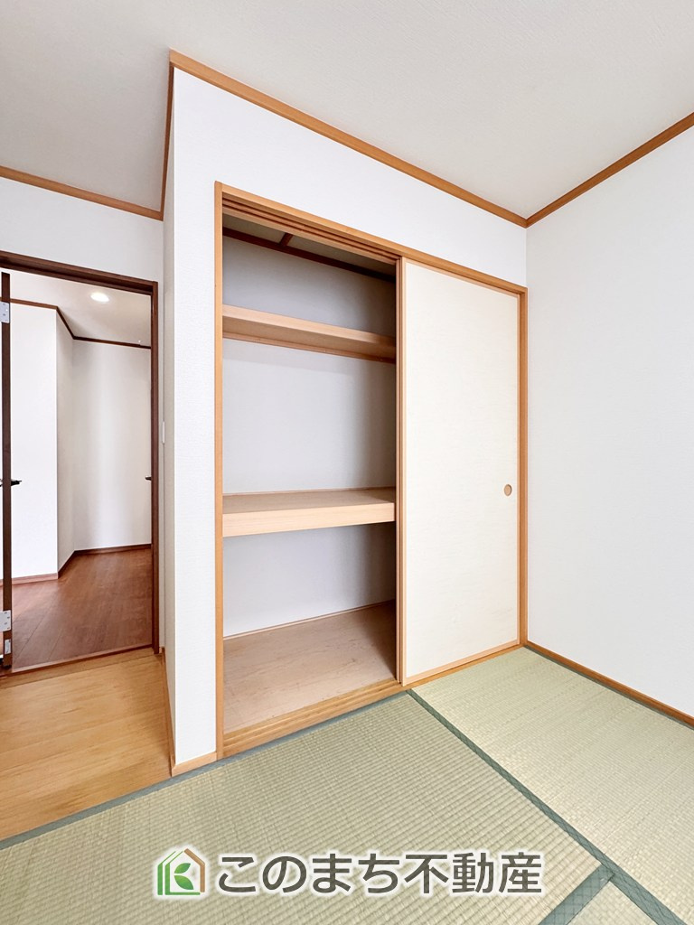 宇都宮市簗瀬３丁目再生住宅の収納|中棚付きの収納はお布団をしまうのにも最適です♪お子様のお昼寝にも便利な和室です。