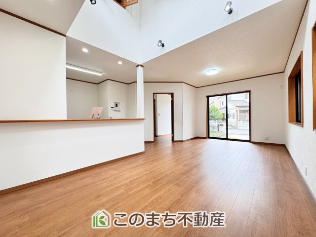 宇都宮市簗瀬３丁目再生住宅の居間・リビング|家族の憩いの場としてちょうど良いサイズのリビングです♪