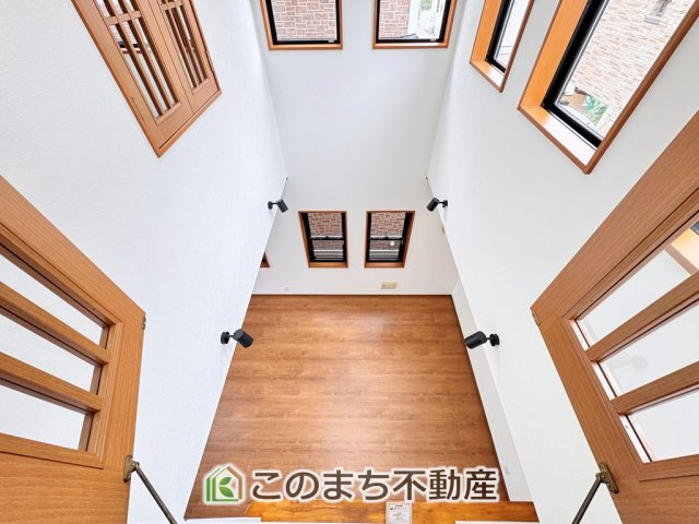 宇都宮市簗瀬３丁目再生住宅の居間・リビング|2階から吹き抜け部分が見渡せます♪