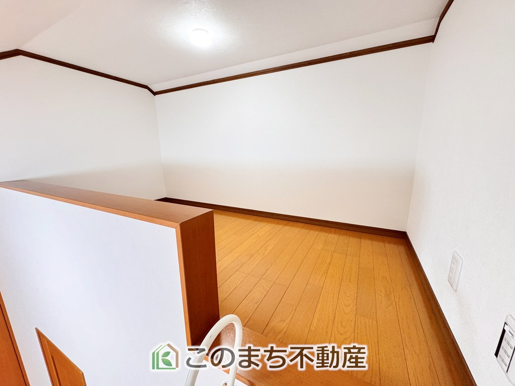 宇都宮市簗瀬３丁目再生住宅の収納|ロフト収納スペースが設けられ、多くなりがちな荷物をすっきりと収納可能です。収納家具を最小限にとどめ、住空間を広々お使いいただけます！
