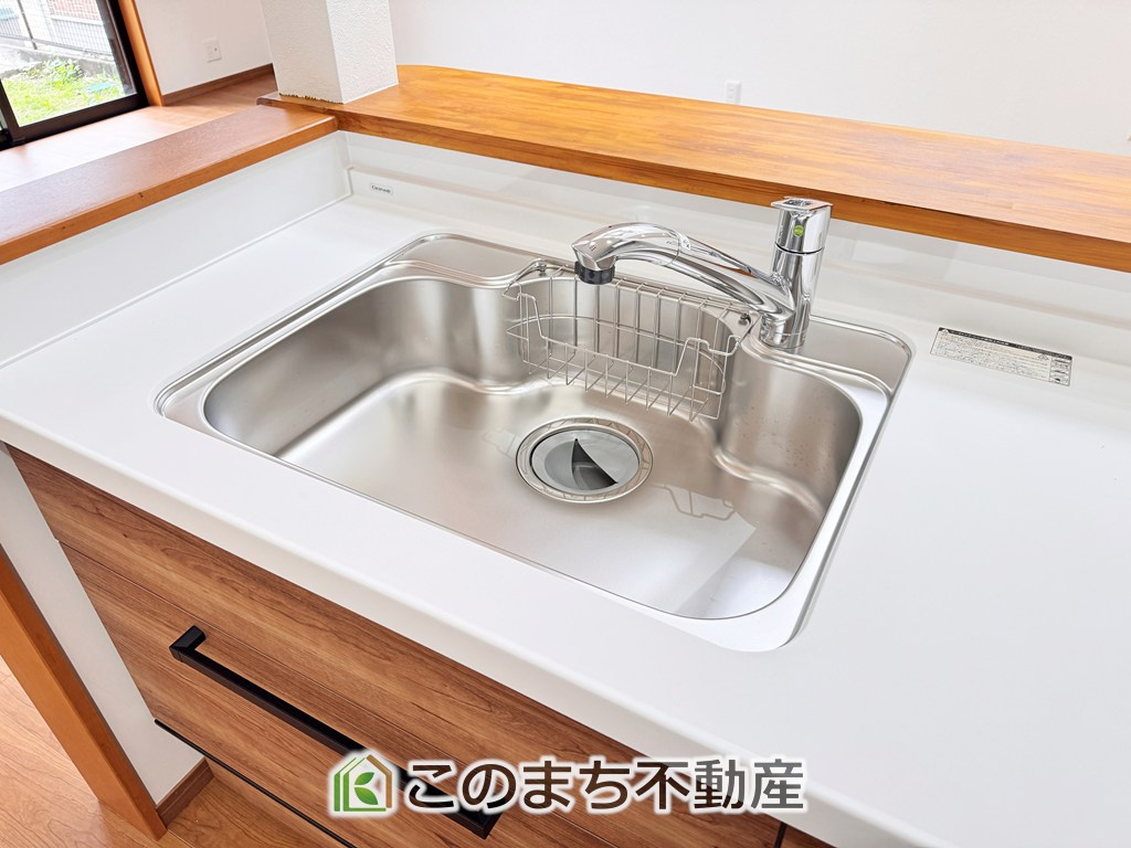 宇都宮市簗瀬３丁目再生住宅|ビルトイン型浄水器を内蔵したキッチン水栓。お米を研いだり、野菜を洗ったりするときなど用途に応じてワンタッチで浄水に切り替えが可能です。カートリッジ式なので、フィルターを簡単に交換する事が出来ます。