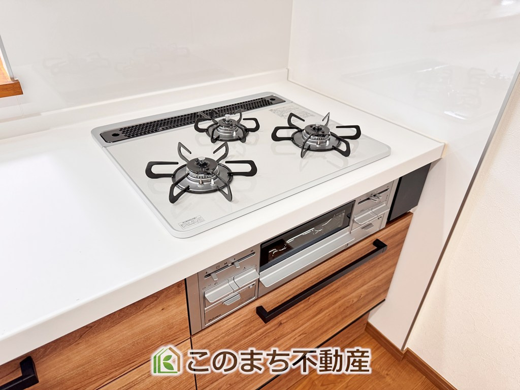宇都宮市簗瀬３丁目再生住宅のキッチン|三ツ口コンロ採用で、同時調理もスムーズ◎！お料理を並べられるカウンター付きで、配膳・片付けをサポート！リビングで過ごすご家族とコミュニケーションを楽しみながら作業可能です♪