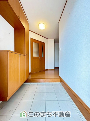 【玄関】 | 宇都宮市簗瀬３丁目再生住宅 | 広々とした玄関スペース☆
※リフォーム前写真