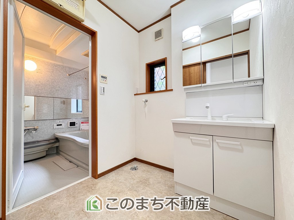 宇都宮市簗瀬３丁目再生住宅の独立洗面台|シャンプードレッサーで朝の身支度♪伸びるホースでお掃除も簡単清潔です！