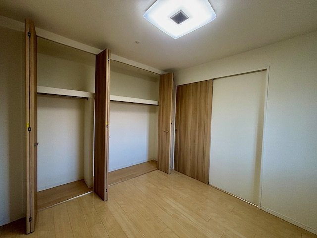 アルファステイツ国領の洋室|壁一面収納になっています。
