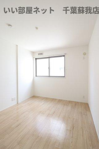 オリーブの木の洋室|個人の部屋や寝室として使える洋室です