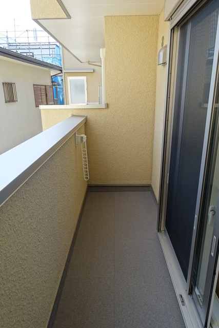 西東京市柳沢５丁目のアパートのバルコニー