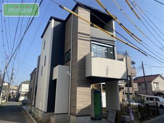 【外観】 | 同タイプ
スタイリッシュな外観が人の心を惹きつけます♪シンプルながらも繊細で美しいデザインと色合いはいつの時代も愛される家の形です。四季の移ろいを感じられ情緒溢れる町並みが、安らぎと落ち着き満喫