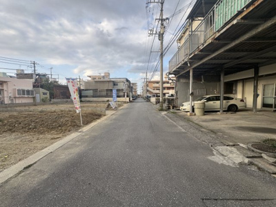 【前面道路含む現地写真】 | 沖縄市泡瀬（全3棟）2号棟 | ※東側6m道路♪