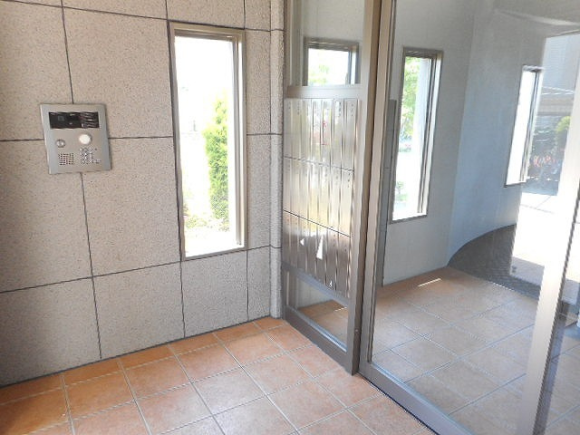 三鷹市牟礼７丁目の賃貸マンションのエントランス