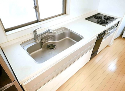 【キッチン】 | 若林2丁目戸建 | ＊室内写真の家具・家電は CG 加工により消去しています。 