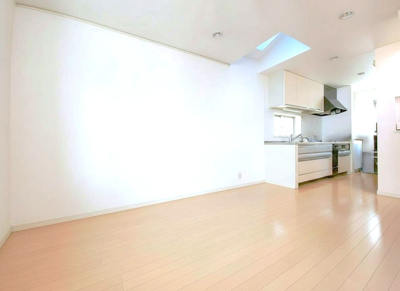 【居間・リビング】 | 若林2丁目戸建 | ＊室内写真の家具・家電は CG 加工により消去しています。 