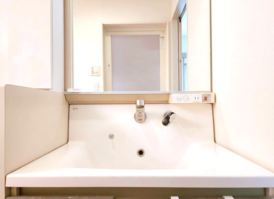 【洗面所】 | 若林2丁目戸建 | ＊室内写真の家具・家電は CG 加工により消去しています。 