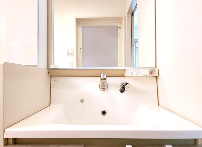 【洗面所】 | 若林2丁目戸建 | ＊室内写真の家具・家電は CG 加工により消去しています。 