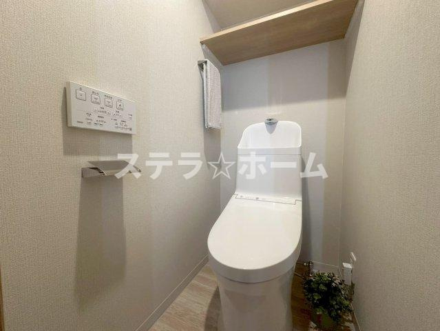 白川高層住宅８号棟のトイレ|落ち着いた色調のトイレです