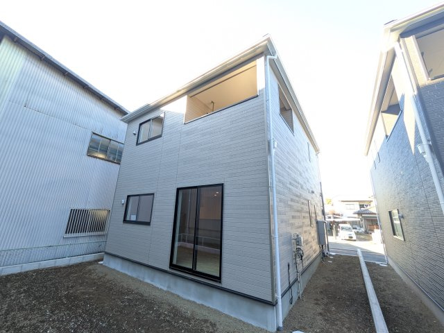 常総市水海道天満町第3　新築戸建の前面道路含む現地写真|写真だけでは伝わらない快適さを、ぜひ現地で体感しませんか？
即日見学可能です！平日のご案内も可能です♪
お気軽にお問合せまたはお電話ください！
0297-86-8370まで【リアライズ不動産】